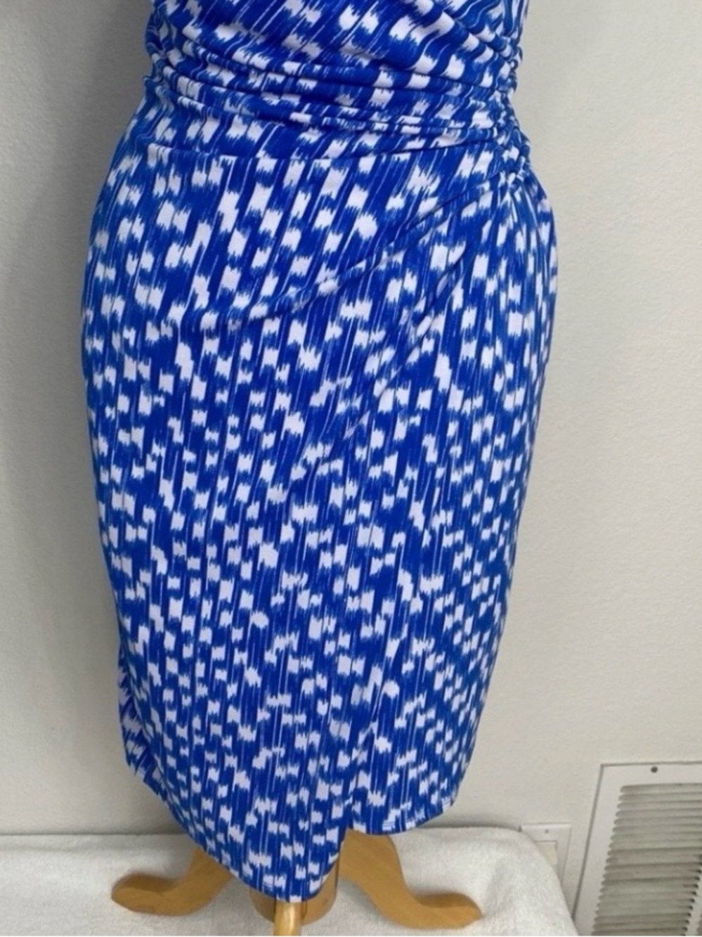 Ann Taylor Women Blue White Abstract V Neck Sleeveless Stretch Wrap Dress Size S - Picture 6 of 16
